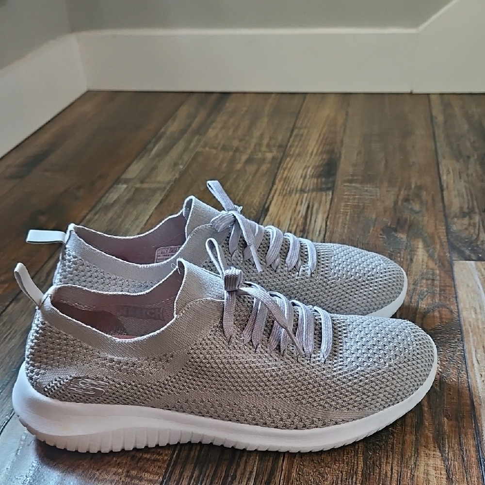 Skechers Sip On Lightweight Women's Gray and White Knit Sneakers. Size 10